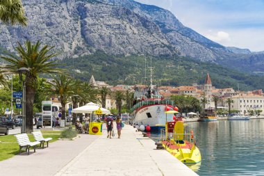 Makarska, Hırvatistan, 28 Mayıs 2018, güzel güneşli bir günde eski şehir, Nice açık havada Dalmaçya popüler turistik kentin.