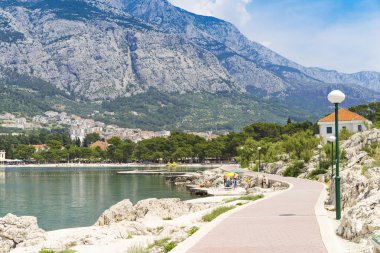 Makarska, Hırvatistan, 28 Mayıs 2018, güzel güneşli bir günde eski şehir, Nice açık havada Dalmaçya popüler turistik kentin.