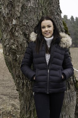 güzel kız sıcak giysiler açık havada duran