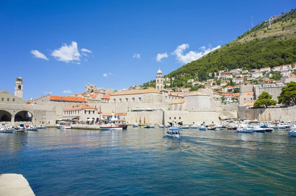 Split, Hırvatistan, 21 Mayıs 2018, güzel güneşli bir günde eski şehir, Nice açık havada popüler turistik şehir. Liman tekneler ve mavi gökyüzü ile.