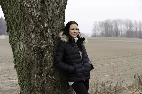 güzel kız sıcak giysiler açık havada duran