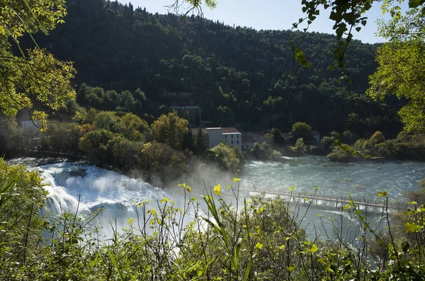  şelale Krka Milli Parkı Hırvatistan Avrupa'da. Güzel güneşli yaz gün. 