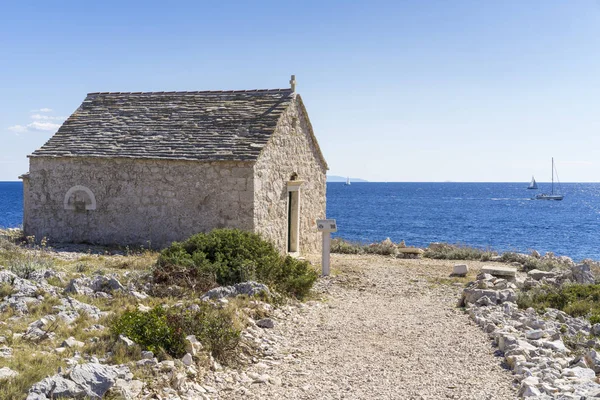 uçurum ve küçük taş Katolik Razanj Hırvatistan Avrupa