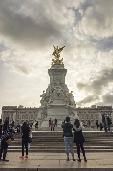 Victoria Memorial Londres Gran Bretaña Octubre 2017 Hermosa Estatua Oro — Foto de Stock