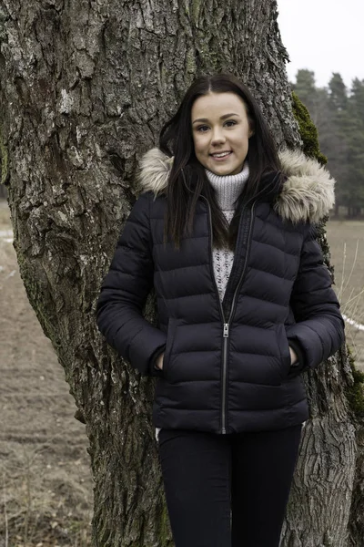 güzel kız sıcak giysiler açık havada duran