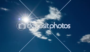 Güzel mavi gökyüzü ve parlayan güneş, güneşli bahar gününde güzel beyaz bulutlar. Neşeli ve mutlu arka plan görüntüsü. İyi bir hava.