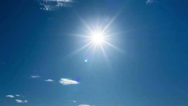 Hermoso Cielo Azul Sol Brillante Nubes Blancas Bonitas Soleado Día — Vídeo de stock