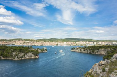 Sibenik, Hırvatistan, 26 Haziran 2018, güzel güneşli bir günde Dalmaçya, açık havada güzel ve sıcak yaz sezonu manzara fotoğrafı, Adriyatik Denizi. 