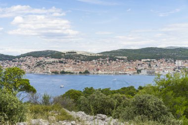 Kanal, St Anthony, Sibenik, Hırvatistan. Güzel güneşli bir günde Dalmaçya, açık havada güzel ve sıcak yaz sezonu manzara fotoğrafı, Adriyatik Denizi. Sakin, huzurlu ve mutlu görüntü.