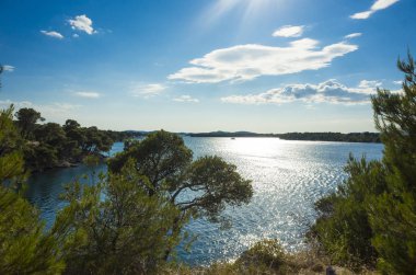 Kanal, St Anthony, Sibenik, Hırvatistan. Güzel güneşli bir günde Dalmaçya, açık havada güzel ve sıcak yaz sezonu manzara fotoğrafı, Adriyatik Denizi. Sakin, huzurlu ve mutlu görüntü.