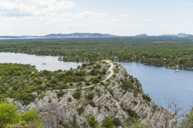 Kanal, St Anthony, Sibenik, Hırvatistan. Güzel güneşli bir günde Dalmaçya, açık havada güzel ve sıcak yaz sezonu manzara fotoğrafı, Adriyatik Denizi. Sakin, huzurlu ve mutlu görüntü.