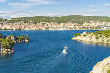 Sibenik, Hırvatistan, 26 Haziran 2018, güzel güneşli bir günde Dalmaçya, açık havada güzel ve sıcak yaz sezonu manzara fotoğrafı, Adriyatik Denizi.