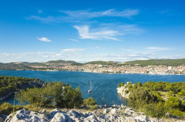 Kanal, St Anthony, Sibenik, Hırvatistan. Güzel güneşli bir günde Dalmaçya, açık havada güzel ve sıcak yaz sezonu manzara fotoğrafı, Adriyatik Denizi. Sakin, huzurlu ve mutlu görüntü.