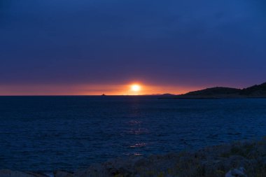 Güzel gün batımı ve Adriyatik Denizi Hırvatistan Avrupa'nın gece karanlığında. Güzel doğa ve manzara fotoğraf. Mavi koyu renkler. 