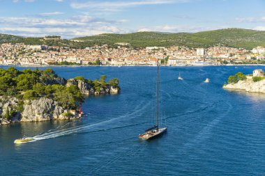 Sibenik, Hırvatistan, 26 Haziran 2018, güzel güneşli bir günde Dalmaçya, açık havada güzel ve sıcak yaz sezonu manzara fotoğrafı, Adriyatik Denizi.