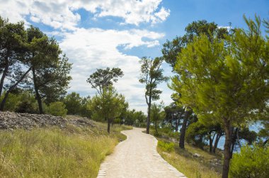 Kanal, St Anthony, Sibenik, Hırvatistan. Güzel güneşli bir günde Dalmaçya, açık havada güzel ve sıcak yaz sezonu manzara fotoğrafı, Adriyatik Denizi. Sakin, huzurlu ve mutlu görüntü.
