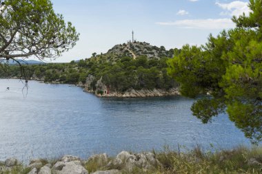 Kanal, St Anthony, Sibenik, Hırvatistan. Güzel güneşli bir günde Dalmaçya, açık havada güzel ve sıcak yaz sezonu manzara fotoğrafı, Adriyatik Denizi. Sakin, huzurlu ve mutlu görüntü.