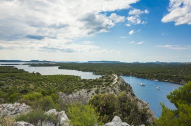 Kanal, St Anthony, Sibenik, Hırvatistan. Güzel güneşli bir günde Dalmaçya, açık havada güzel ve sıcak yaz sezonu manzara fotoğrafı, Adriyatik Denizi.