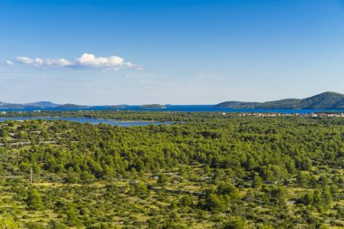 Kanal, St Anthony, Sibenik, Hırvatistan. Güzel güneşli bir günde Dalmaçya, açık havada güzel ve sıcak yaz sezonu manzara fotoğrafı, Adriyatik Denizi. Sakin, huzurlu ve mutlu görüntü.