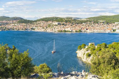 Kanal, St Anthony, Sibenik, Hırvatistan. Güzel güneşli bir günde Dalmaçya, açık havada güzel ve sıcak yaz sezonu manzara fotoğrafı, Adriyatik Denizi. Sakin, huzurlu ve mutlu görüntü.