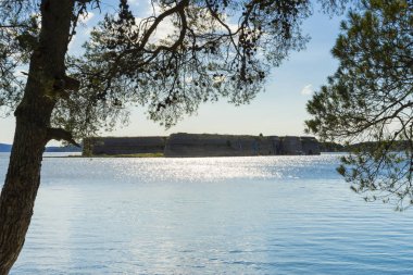 Kanal, St Anthony, Sibenik, Hırvatistan, 26 Haziran 2018. Güzel güneşli bir günde Dalmaçya, açık havada güzel ve sıcak yaz sezonu manzara fotoğrafı, Adriyatik Denizi. Sakin, huzurlu ve mutlu görüntü.
