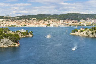 Sibenik, Hırvatistan, 26 Haziran 2018, güzel güneşli bir günde Dalmaçya, açık havada güzel ve sıcak yaz sezonu manzara fotoğrafı, Adriyatik Denizi.