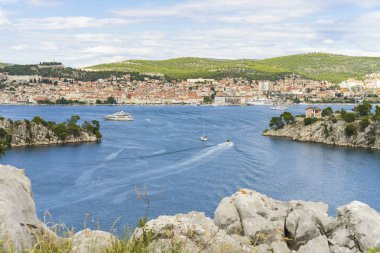 Sibenik, Hırvatistan, 26 Haziran 2018, güzel güneşli bir günde Dalmaçya, açık havada güzel ve sıcak yaz sezonu manzara fotoğrafı, Adriyatik Denizi.