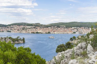 Sibenik, Hırvatistan, 26 Haziran 2018, güzel güneşli bir günde Dalmaçya, açık havada güzel ve sıcak yaz sezonu manzara fotoğrafı, Adriyatik Denizi.