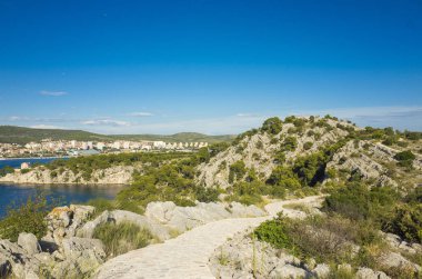 Kanal, St Anthony, Sibenik, Hırvatistan. Güzel güneşli bir günde Dalmaçya, açık havada güzel ve sıcak yaz sezonu manzara fotoğrafı, Adriyatik Denizi. Sakin, huzurlu ve mutlu görüntü.