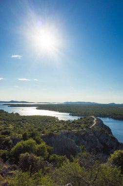 Kanal, St Anthony, Sibenik, Hırvatistan. Güzel güneşli bir günde Dalmaçya, açık havada güzel ve sıcak yaz sezonu manzara fotoğrafı, Adriyatik Denizi. Sakin, huzurlu ve mutlu görüntü.