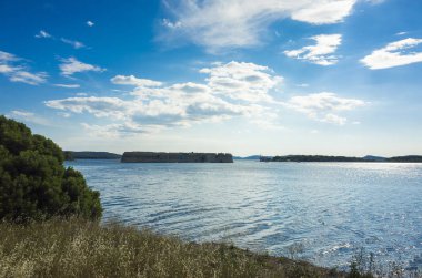 Kanal, St Anthony, Sibenik, Hırvatistan. Güzel güneşli bir günde Dalmaçya, açık havada güzel ve sıcak yaz sezonu manzara fotoğrafı, Adriyatik Denizi. Sakin, huzurlu ve mutlu görüntü.