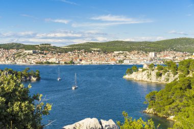 Sibenik, Hırvatistan, 26 Haziran 2018, güzel güneşli bir günde Dalmaçya, açık havada güzel ve sıcak yaz sezonu manzara fotoğrafı, Adriyatik Denizi.