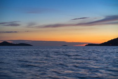 Hırvatistan Adriyatik Denizi güzel doğa ve manzara fotoğraf. Güzel açık havada görüntü günbatımı ve alacakaranlıkta. Kaya, taş ve su. Yaz gecesi sakin, huzurlu arka plan görüntüsü