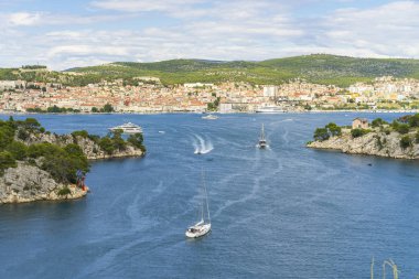 Sibenik, Hırvatistan, 26 Haziran 2018, güzel güneşli bir günde Dalmaçya, açık havada güzel ve sıcak yaz sezonu manzara fotoğrafı, Adriyatik Denizi.
