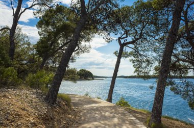 Kanal, St Anthony, Sibenik, Hırvatistan. Güzel güneşli bir günde Dalmaçya, açık havada güzel ve sıcak yaz sezonu manzara fotoğrafı, Adriyatik Denizi. Sakin, huzurlu ve mutlu görüntü.