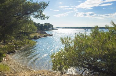 Kanal, St Anthony, Sibenik, Hırvatistan. Güzel güneşli bir günde Dalmaçya, açık havada güzel ve sıcak yaz sezonu manzara fotoğrafı, Adriyatik Denizi. Sakin, huzurlu ve mutlu görüntü.