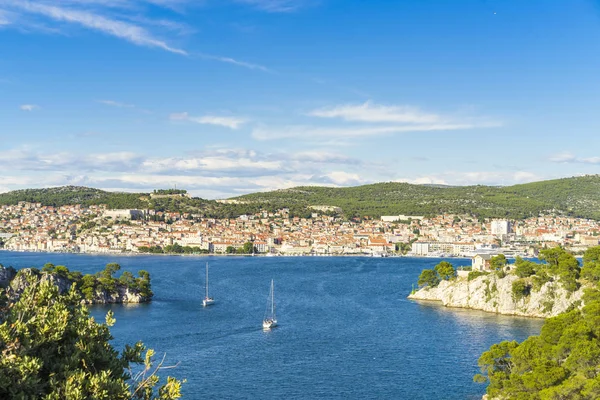 Sibenik, Hırvatistan, 26 Haziran 2018, güzel güneşli bir günde Dalmaçya, açık havada güzel ve sıcak yaz sezonu manzara fotoğrafı, Adriyatik Denizi.
