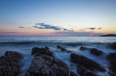 Güzel manzara ve doğa fotoğraf gün batımı Hırvatistan Avrupa'nın Adriyatik denizde. Güzel renkli açık havada resim. Okyanus, kayalar ve akşam gökyüzüne sakin, huzurlu resmi.
