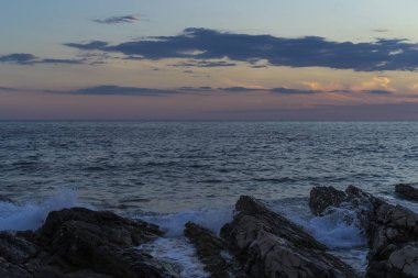 Güzel manzara ve doğa fotoğraf gün batımı Hırvatistan Avrupa'nın Adriyatik denizde. Güzel renkli açık havada resim. Okyanus, kayalar ve akşam gökyüzüne sakin, huzurlu resmi.