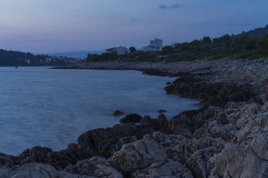Hırvatistan Adriyatik Denizi güzel doğa ve manzara fotoğraf. Güzel açık havada görüntü günbatımı ve alacakaranlıkta. Kaya, taş ve su. Yaz gecesi sakin, huzurlu arka plan görüntüsü.