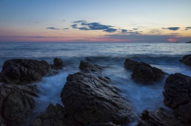 Güzel manzara ve doğa fotoğraf gün batımı Hırvatistan Avrupa'nın Adriyatik denizde. Güzel renkli açık havada resim. Okyanus, kayalar ve akşam gökyüzüne sakin, huzurlu resmi.