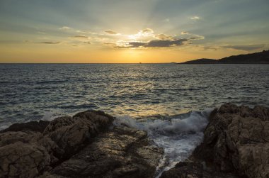 Hırvatistan Adriyatik Denizi güzel doğa ve manzara fotoğraf. Güzel açık havada görüntü günbatımı ve alacakaranlıkta. Kaya, taş ve su. Yaz gecesi sakin, huzurlu arka plan görüntüsü.