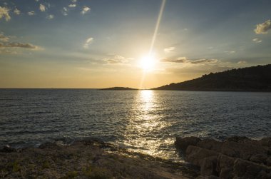 Güzel manzara ve doğa fotoğraf gün batımı Hırvatistan Avrupa'nın Adriyatik denizde. Güzel renkli açık havada resim. Okyanus, kayalar ve akşam gökyüzüne sakin, huzurlu resmi.
