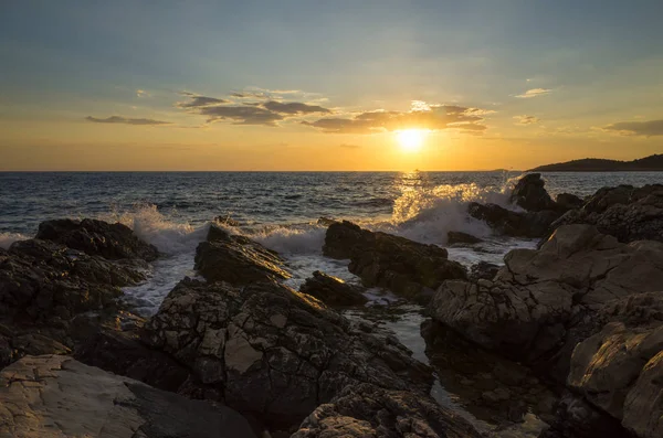 Güzel manzara ve doğa fotoğraf gün batımı Hırvatistan Avrupa'nın Adriyatik denizde. Güzel renkli açık havada resim. Okyanus, kayalar ve akşam gökyüzüne sakin, huzurlu resmi.