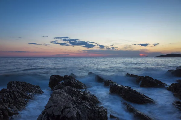 Güzel manzara ve doğa fotoğraf gün batımı Hırvatistan Avrupa'nın Adriyatik denizde. Güzel renkli açık havada resim. Okyanus, kayalar ve akşam gökyüzüne sakin, huzurlu resmi.