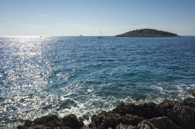 Güzel doğa ve manzara fotoğraf güneşli yaz günü, Dalmaçya, Hırvatistan, Avrupa'nın Adriyatik Denizi. Akdeniz sahilinde güzel açık havada. Sakin, huzurlu ve mutlu resim.