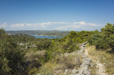 Razanj Dalmaçya, Hırvatistan, Avrupa'nın güzel hava fotoğrafı. Güzel doğa ve manzara Adriyatik Denizi ve Sahili. Yukarıdan drone ile güzel deniz manzarası ve açık havada ateş.