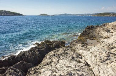 Güzel doğa ve manzara fotoğraf güneşli yaz günü, Dalmaçya, Hırvatistan, Avrupa'nın Adriyatik Denizi. Akdeniz sahilinde güzel açık havada. Sakin, huzurlu ve mutlu resim.