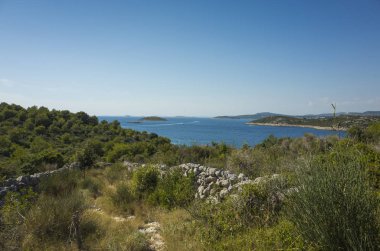 Güzel doğa ve manzara fotoğraf güneşli yaz günü, Dalmaçya, Hırvatistan, Avrupa'nın Adriyatik Denizi. Akdeniz sahilinde güzel açık havada. Sakin, huzurlu ve mutlu resim.