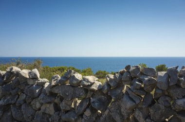Güzel doğa ve manzara fotoğraf güneşli yaz günü, Dalmaçya, Hırvatistan, Avrupa'nın Adriyatik Denizi. Akdeniz sahilinde güzel açık havada. Sakin, huzurlu ve mutlu resim.
